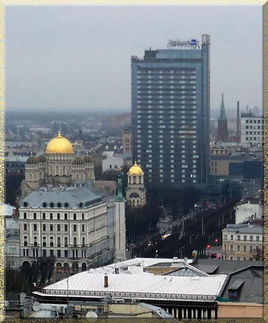 Riga, vue sur la cathédrale orthodoxe et le monument de la liberté
